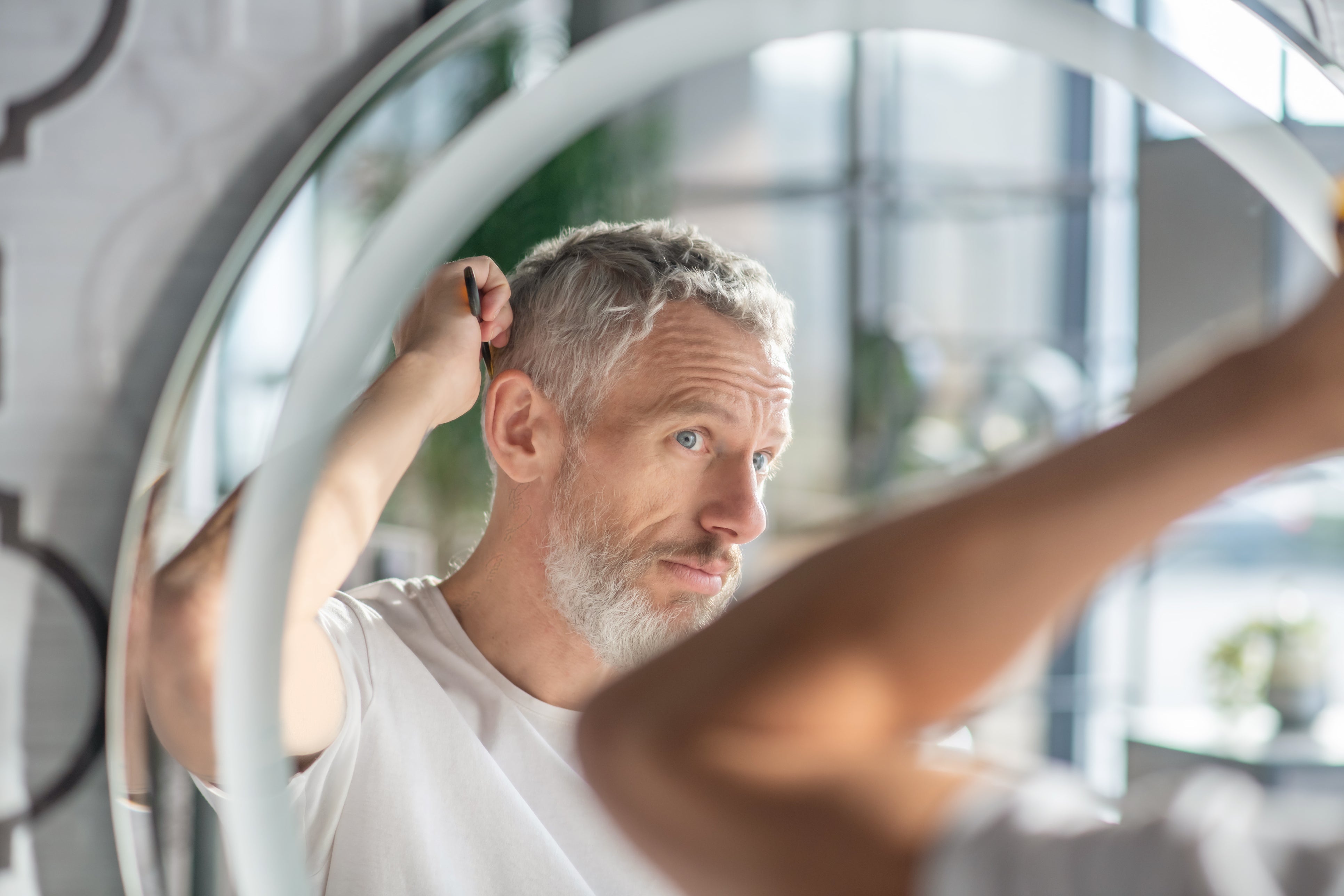 Kann man das Ergrauen der Haare aufhalten?